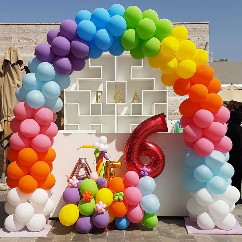 Een regenboogballonslinger